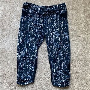 Athleta Mesh Black Patterned‎ Leggings Gray White Neutral Pockets Cropped Capris